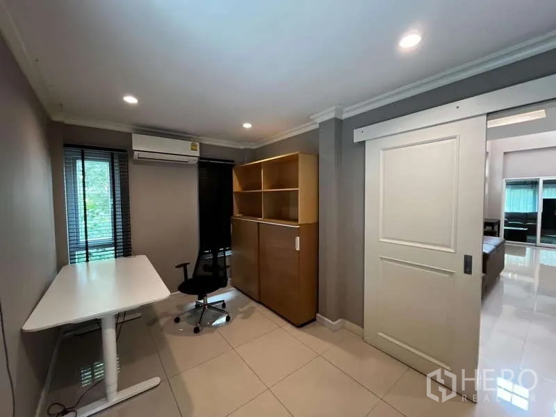 独立式住宅 出租在Prawet, Bangkok - 私密书房，推拉门、置物柜与空调。