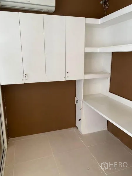 带办公室的家 出租在Wang Thonglang, Bangkok - 储物/工作间，白色内置柜与层架，配空调。