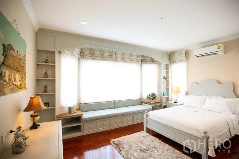 บ้าน ให้เช่าในBang Na, Bangkok - ห้องนอนรับแสงดี มีม้านั่งริมหน้าต่าง ตู้ชั้นบิวท์อิน และเตียงสีขาว