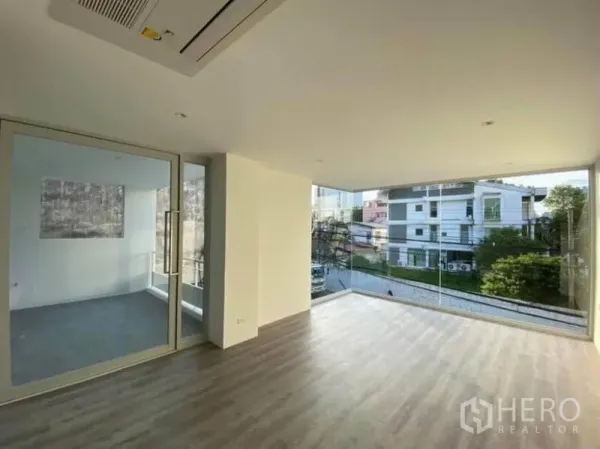 带办公室的家 出租在Yan Nawa, Bangkok - 楼上办公区，转角全景落地窗与玻璃滑门会议室