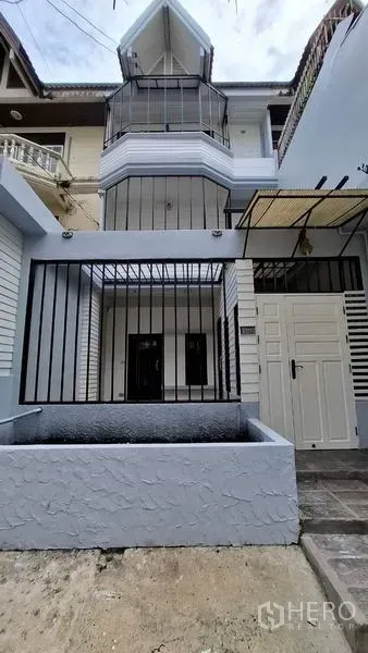 联排别墅 出租或出售在Chatuchak, Bangkok - 曼谷乍都节三层联排别墅外立面，带前院栅栏