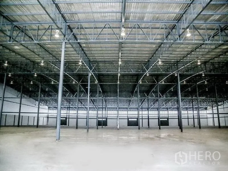 คลังสินค้า ให้เช่าในMueang Samut Prakan, Samut Prakan - ภายในโกดังโล่ง ฝ้าเพดานทรัสเหล็กสูงและพื้นคอนกรีตขัดมัน
