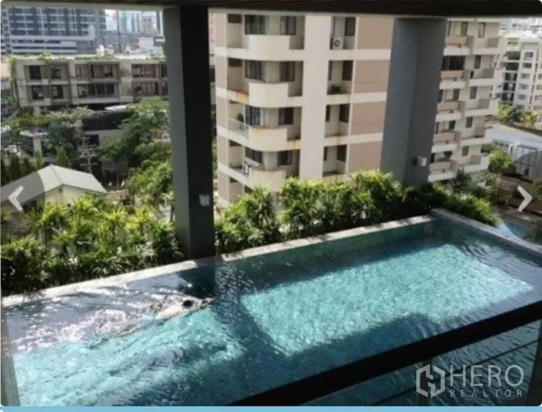 公寓 出租在Watthana, Bangkok - 半室外游泳池，绿化点缀，眺望周边建筑