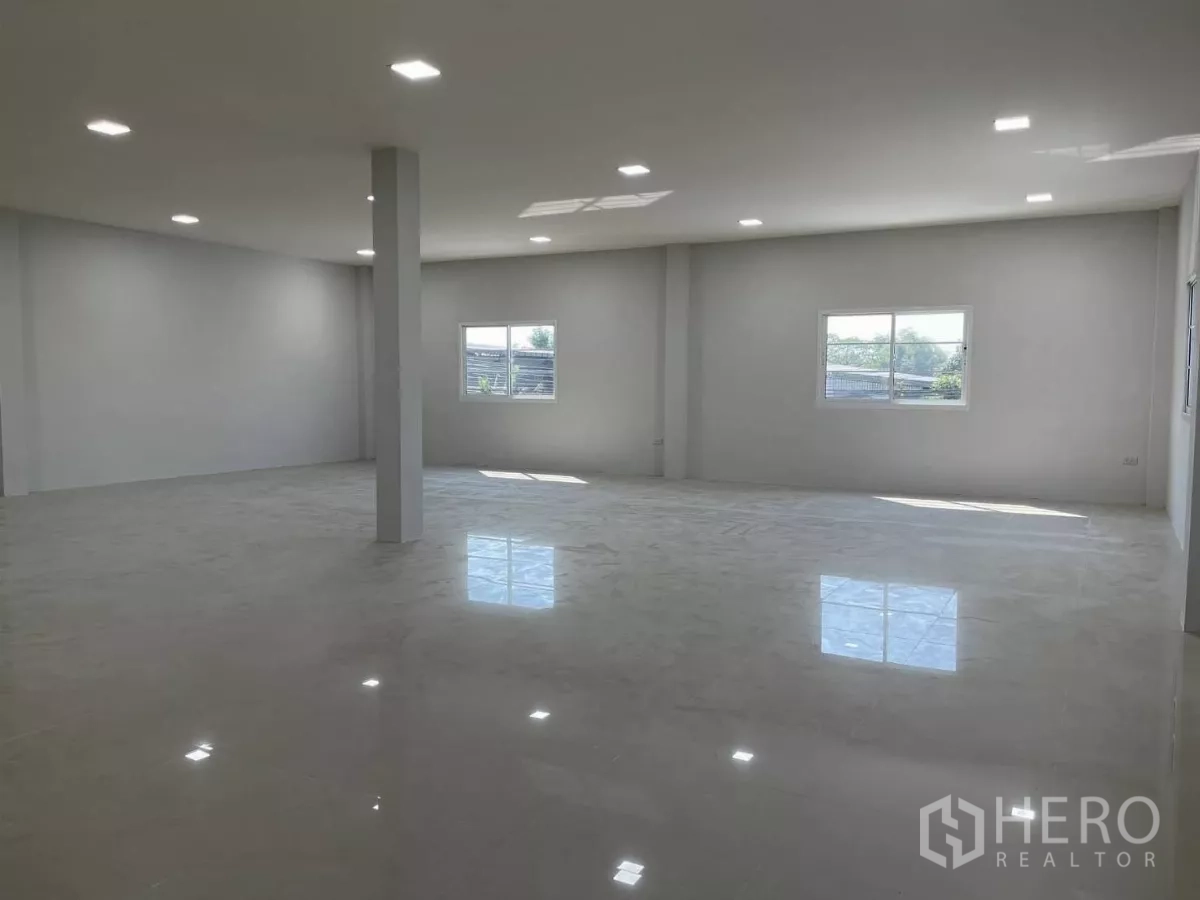โรงงาน ให้เช่าหรือขายในBang Phli, Samut Prakan - ออฟฟิศชั้นบนแบบเปิดโล่ง มีหน้าต่างและพื้นกระเบื้องเงา รับแสงธรรมชาติ