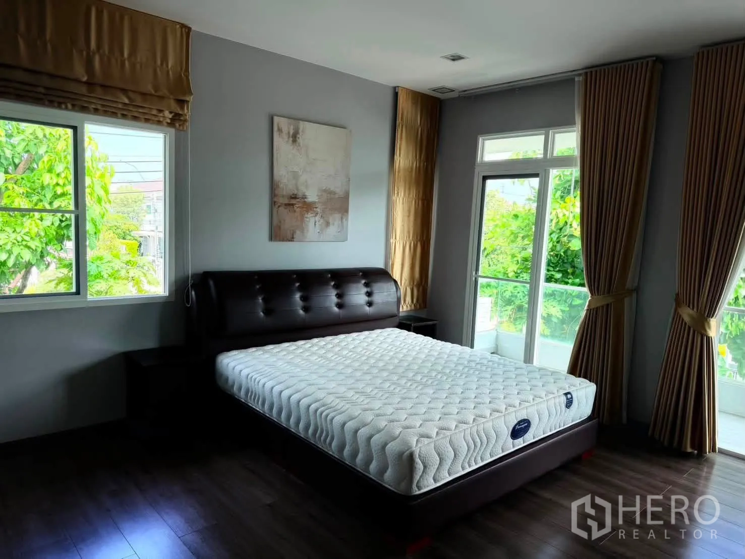 บ้านเดี่ยว for rent in Bang Phli, Samut Prakan - ห้องนอนมีหน้าต่างบานใหญ่ ผ้าม่าน และเตียงหุ้มหนัง