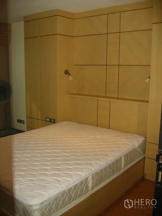公寓 出租在Watthana, Bangkok - 次卧带内置柜体与床垫，空间温馨。