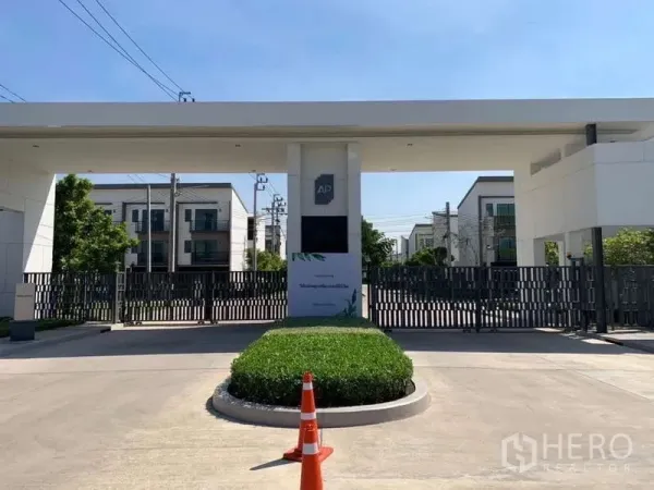 ทาวน์เฮาส์ ให้เช่าหรือขายในPhasi Charoen, Bangkok - ทางเข้าโครงการพร้อมซุ้มรักษาความปลอดภัย