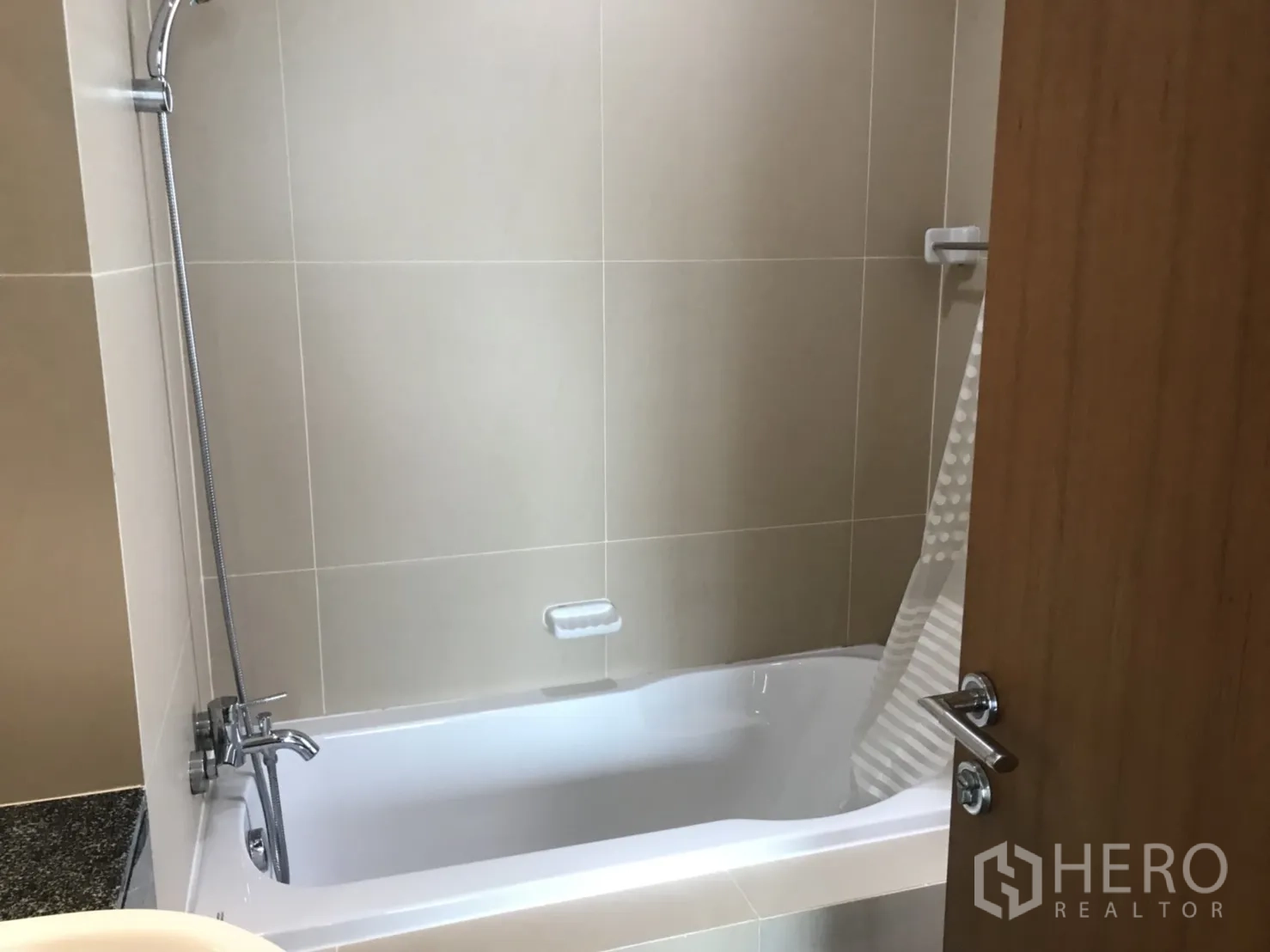 公寓 出租在Watthana, Bangkok - 浴室采用米色墙砖，设有浴缸与手持花洒。