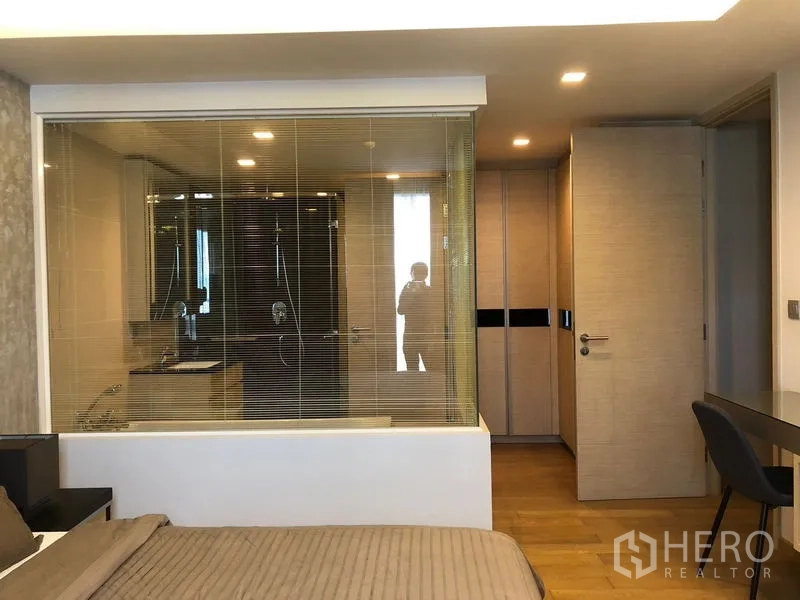 คอนโด ให้เช่าในWatthana, Bangkok - ห้องนอนมาสเตอร์กั้นด้วยผนังกระจก มองเห็นห้องน้ำในตัว