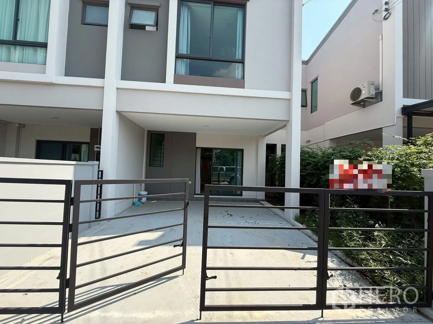 联排别墅 for rent in Bang Phli, Samut Prakan - 两层联排别墅外观，带栅栏式车位。