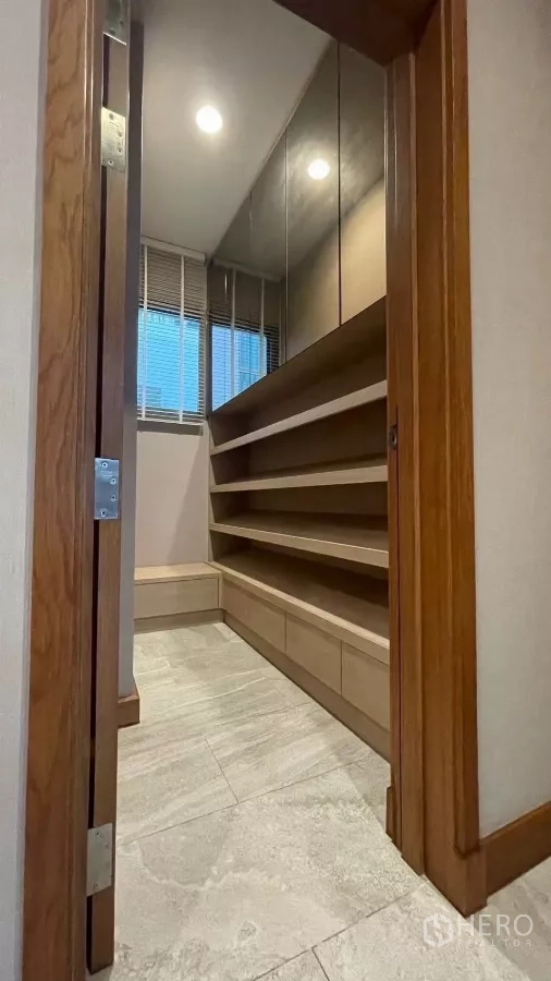 บ้าน ให้เช่าในPrawet, Bangkok - ห้องเก็บของ ชั้นวางเต็มผนัง และบานมู่ลี่