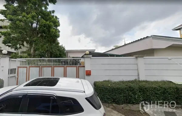 带办公室的家 出租在Lat Phrao, Bangkok - 拉抛区带高白墙与金属滑门的门口，可见封闭式家办院落。
