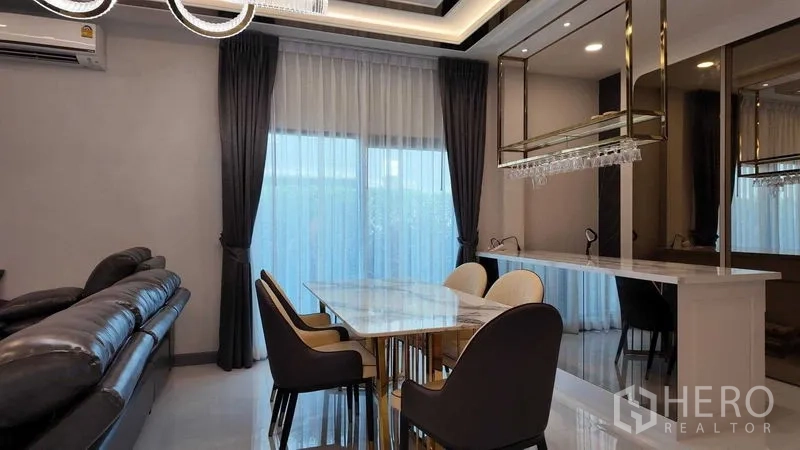 บ้าน ให้เช่าหรือขายในBang Na, Bangkok - มุมรับประทานอาหาร โต๊ะหินอ่อนและชั้นแขวนแก้วไวน์