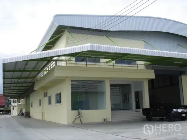 คลังสินค้า ให้เช่าในLat Krabang, Bangkok - โกดังสมัยใหม่ย่านลาดกระบัง พร้อมกันสาดคลุมลานโหลด หน้าสำนักงาน และที่จอดรถบรรทุกกว้าง