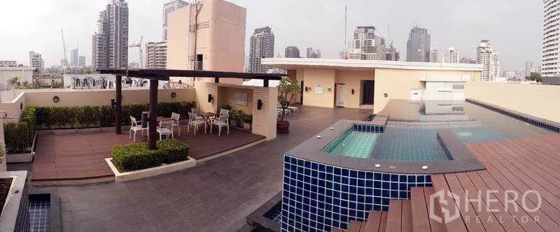 公寓 出租在Watthana, Bangkok - 屋顶泳池与观景平台，可眺望城市天际线，位于Watthana公寓。