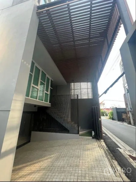 สำนักงานที่บ้าน ขายในPhra Khanong, Bangkok - ที่จอดรถใต้หลังคาไม้ระแนงของโฮมออฟฟิศสมัยใหม่ริมซอยเงียบในพระโขนง