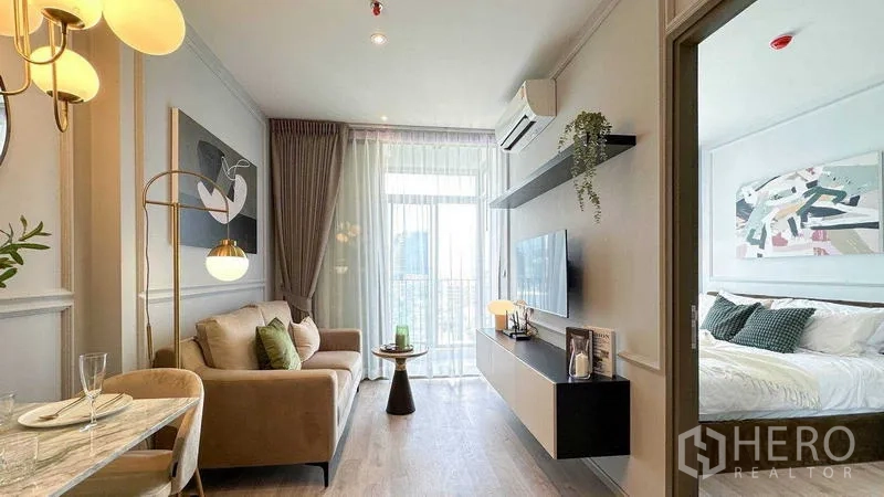 公寓 出租在Watthana, Bangkok - 开放式客厅连接卧室与阳台，自然采光充足，享城市景观。