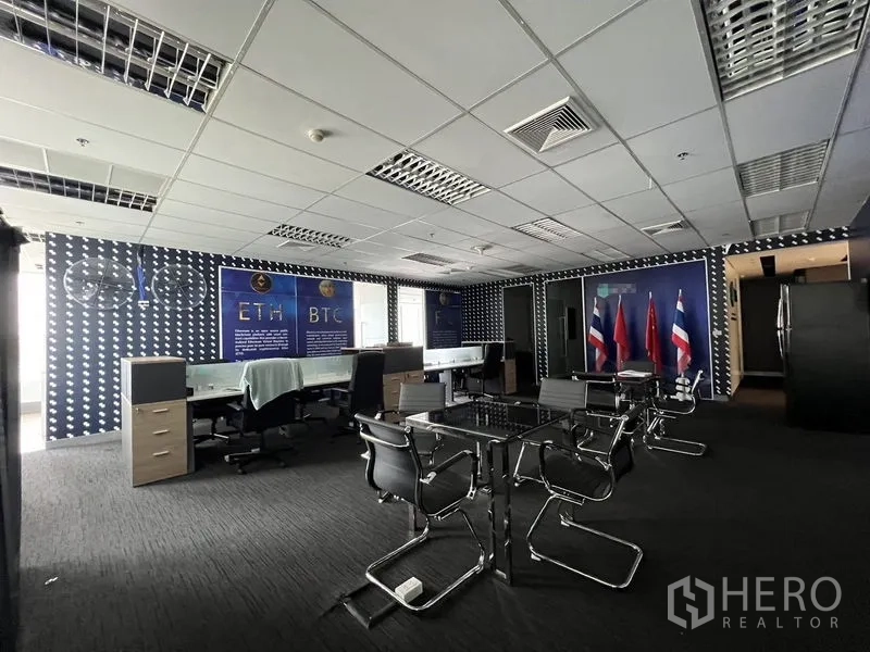 สำนักงาน ให้เช่าในHuai Khwang, Bangkok - โซนทำงานร่วมกัน โต๊ะกระจก เก้าอี้โครเมียม และผนังลายจุด