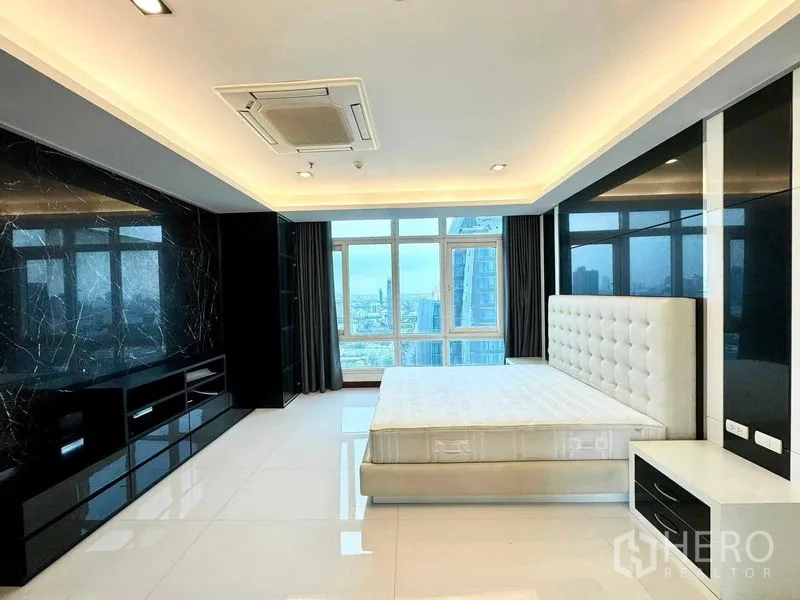 公寓 出租在Watthana, Bangkok - 宽敞主卧，软包床头与黑色大理石背景墙，城市景观