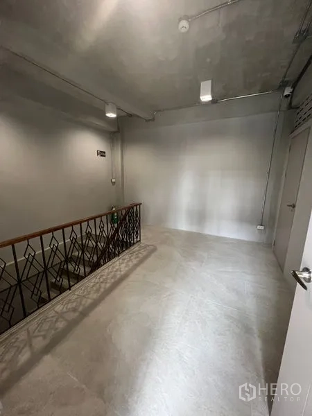 零售空间 出租在Watthana, Bangkok - 夹层平台，工业风栏杆，灰色地面与吸顶灯