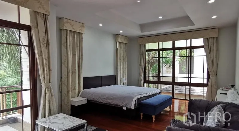 บ้าน ให้เช่าในWatthana, Bangkok - ห้องนอนมาสเตอร์กว้าง มีทางออกสู่ระเบียง หน้าต่างขนาดใหญ่ และพื้นไม้เงา