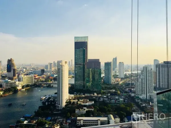 คอนโด ขายในKhlong San, Bangkok - วิวแม่น้ำเจ้าพระยาและตึกสูงจากระเบียงคอนโด