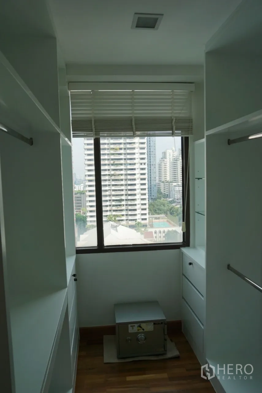 公寓 出租在Watthana, Bangkok - 步入式衣帽间，定制收纳与采光窗，地面放置保险箱