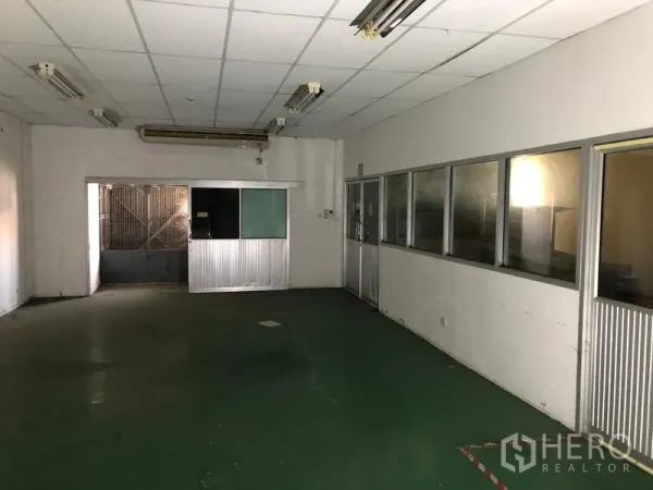 工厂 出租或出售在Khlong Luang, Pathum Thani - 车间空间，绿色环氧地坪、隔断窗与推拉门通向作业区