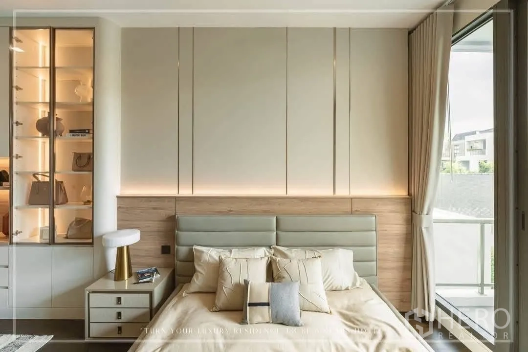 บ้านเดี่ยว for rent or sale in Suan Luang, Bangkok - ห้องนอนสว่างหัวเตียงบุผ้า โต๊ะข้าง และประตูระเบียง