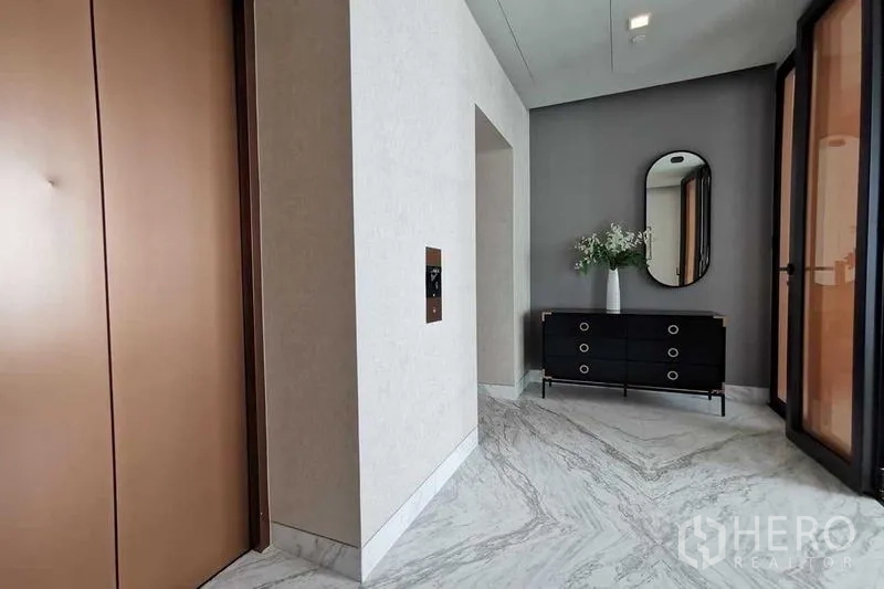 Condominium for rent or sale in Watthana, Bangkok - Private lift lobby and foyer with console table and mirror.