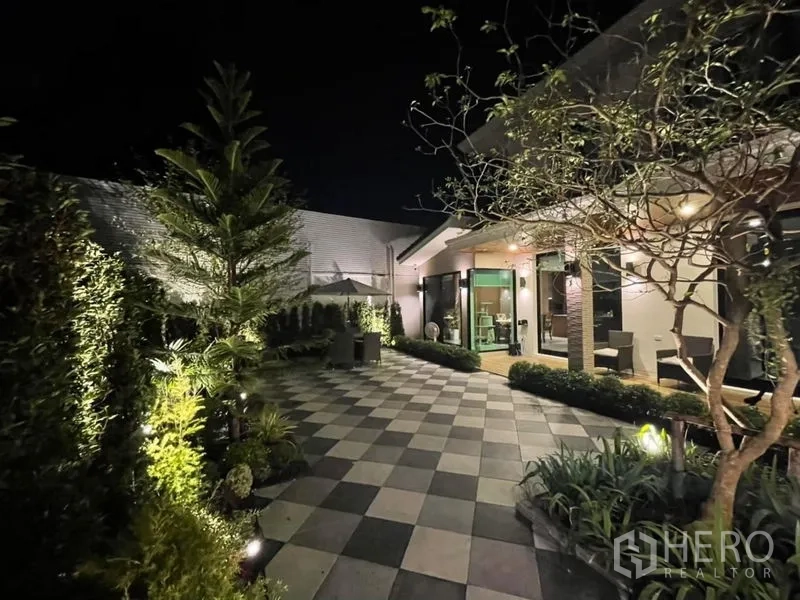 บ้าน ให้เช่าในPhasi Charoen, Bangkok - คอร์ทยาร์ดสว่างไสวตอนกลางคืน ต้นไม้ พุ่ม และทางเดินกระเบื้อง