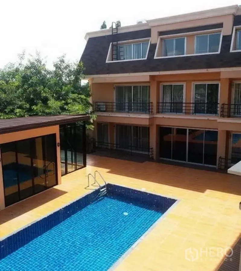 บ้าน ขายในSamut Prakan - บ้านเดี่ยวสูง 3 ชั้น พร้อมชานกว้างและสระว่ายน้ำส่วนตัวกระเบื้องสีน้ำเงิน.