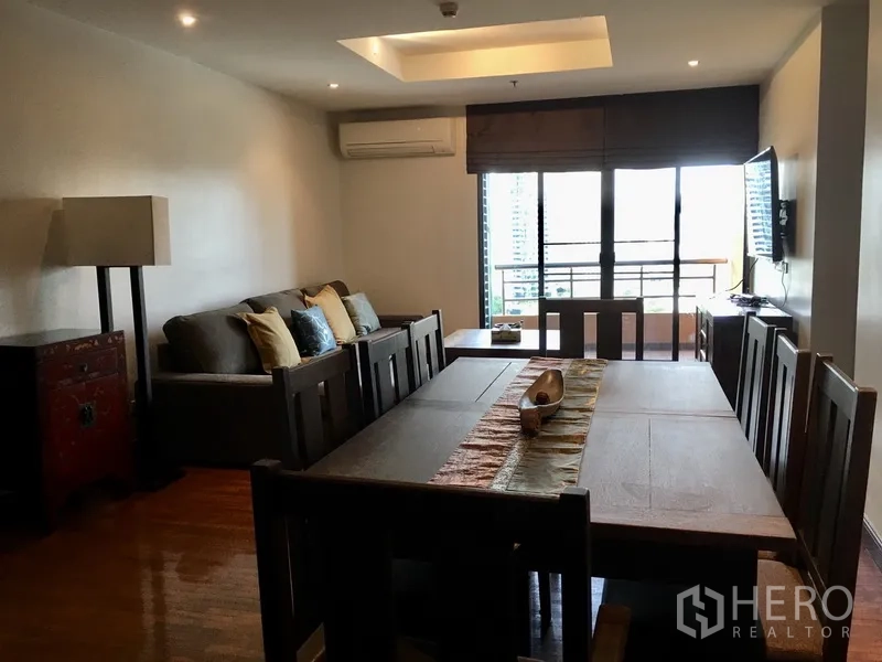 คอนโด ให้เช่าในPathum Wan, Bangkok - ห้องนั่งเล่นและรับประทานอาหาร พื้นไม้ โซฟา ชุดโต๊ะทานข้าว และทางออกสู่ระเบียง