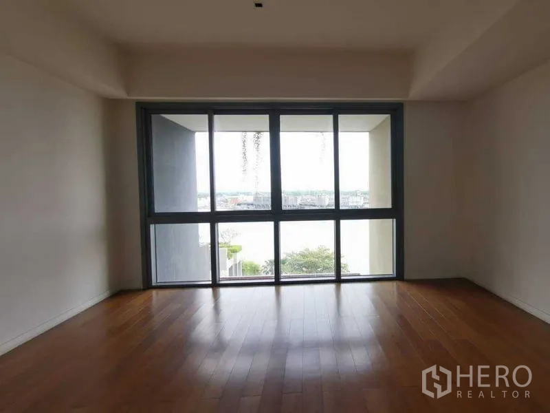 公寓 出租在Yan Nawa, Bangkok - 空房配木地板与落地窗，面向河景。