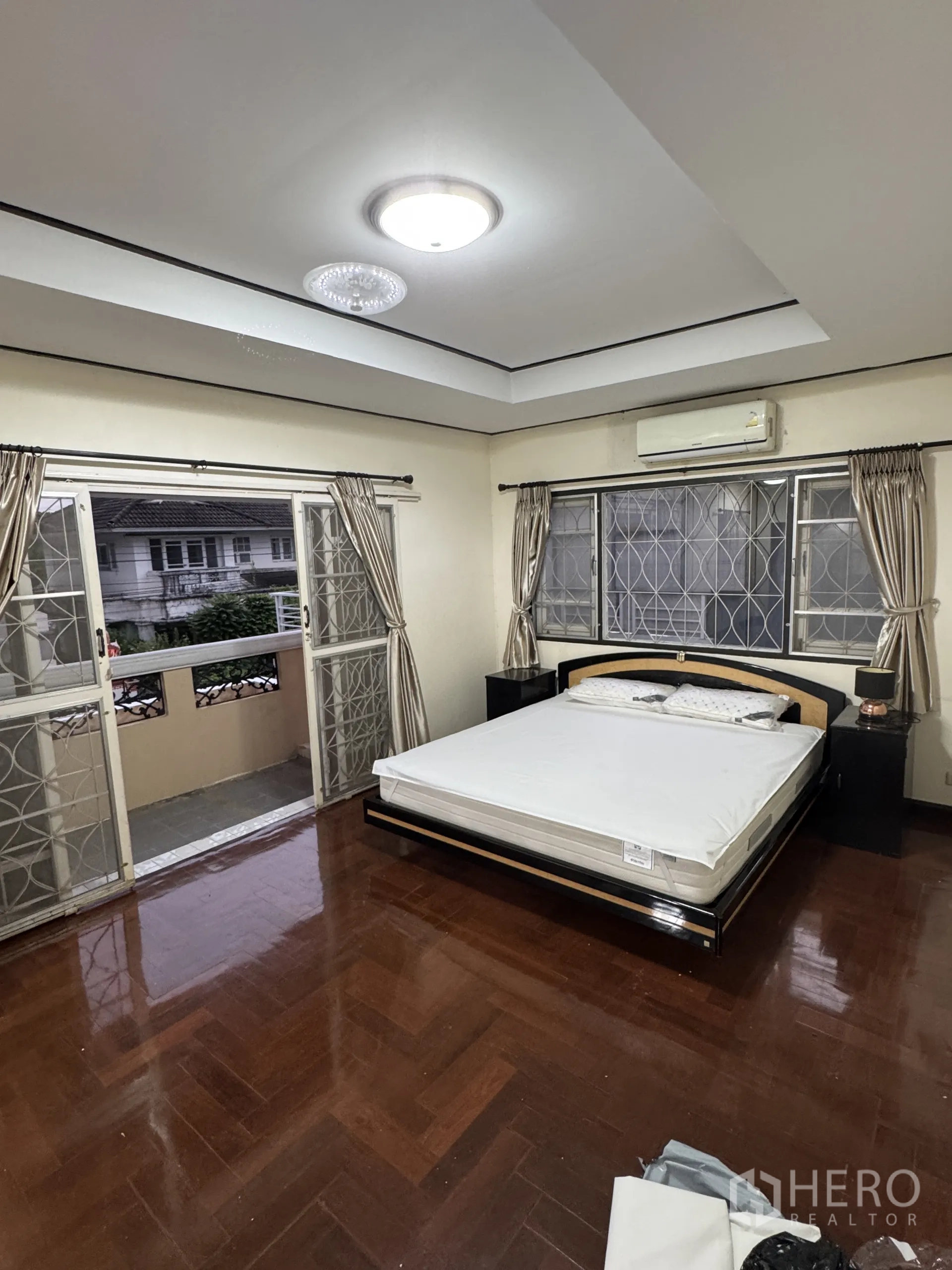 独立式住宅 出租在Min Buri, Bangkok - 主卧面积宽敞，拼花木地板，推门直通阳台。