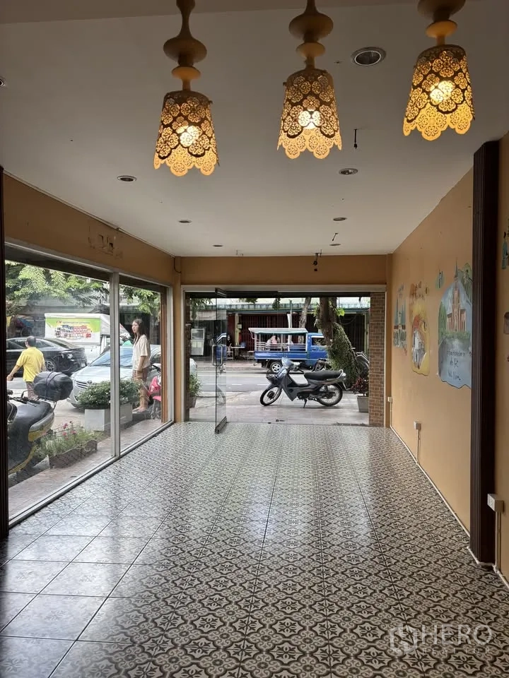 零售空间 for rent in Sathon, Bangkok - 前区设吊灯，落地玻璃窗面向街道。