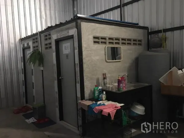 คลังสินค้า ให้เช่าในBang Kapi, Bangkok - ห้องน้ำและอ่างล้างมือภายในโกดังผนังเมทัลชีท