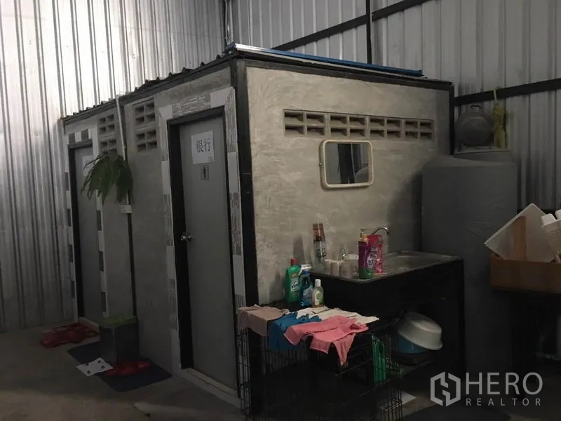 คลังสินค้า ให้เช่าในBang Kapi, Bangkok - ห้องน้ำและอ่างล้างมือภายในโกดังผนังเมทัลชีท