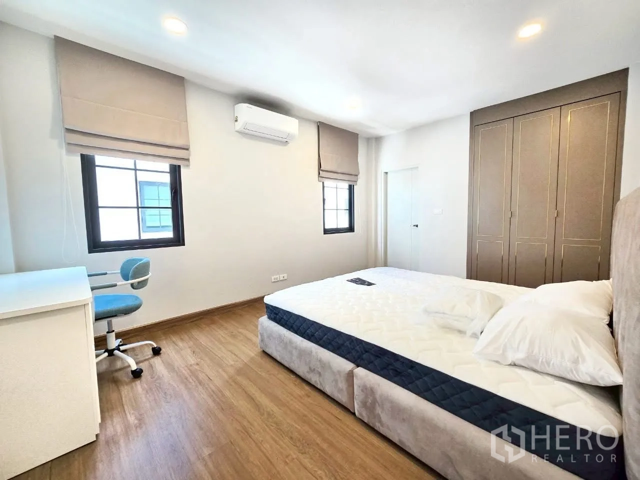 Detached House for rent in Bang Phli, Samut Prakan - Bedroom with study desk, wardrobe and two windows with blinds