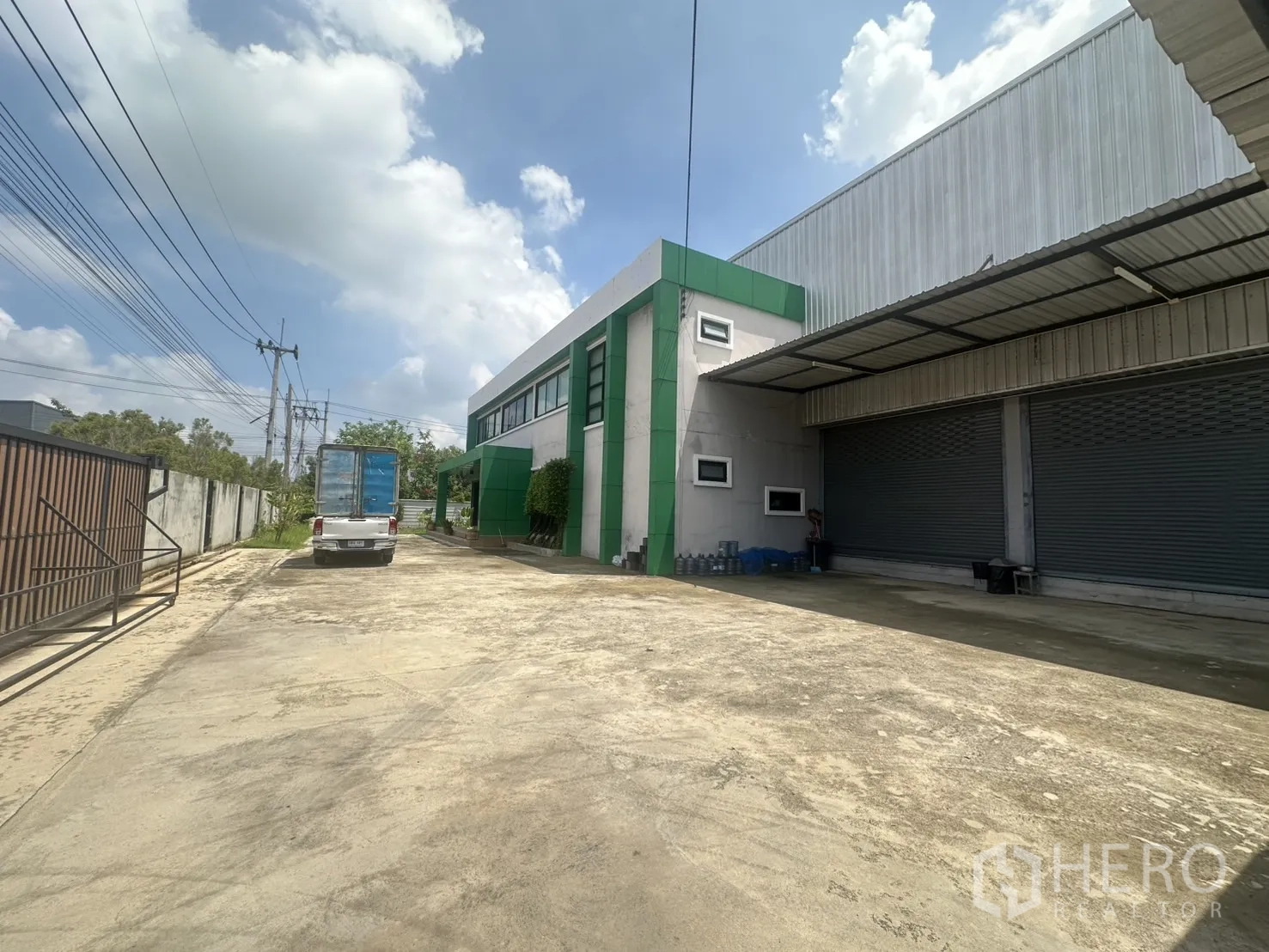 货栈 出售在Bang Len, Nakhon Pathom - 通往仓库的长车道，带大门、电线与卡车通行