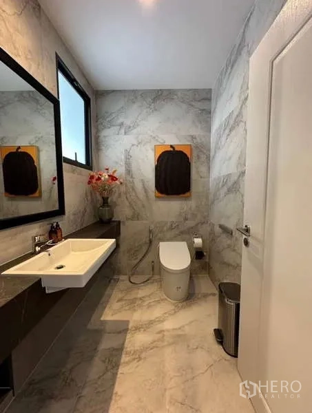 独立式住宅 出租在Lat Krabang, Bangkok - 访客洗手间，大理石纹墙面与智能马桶。