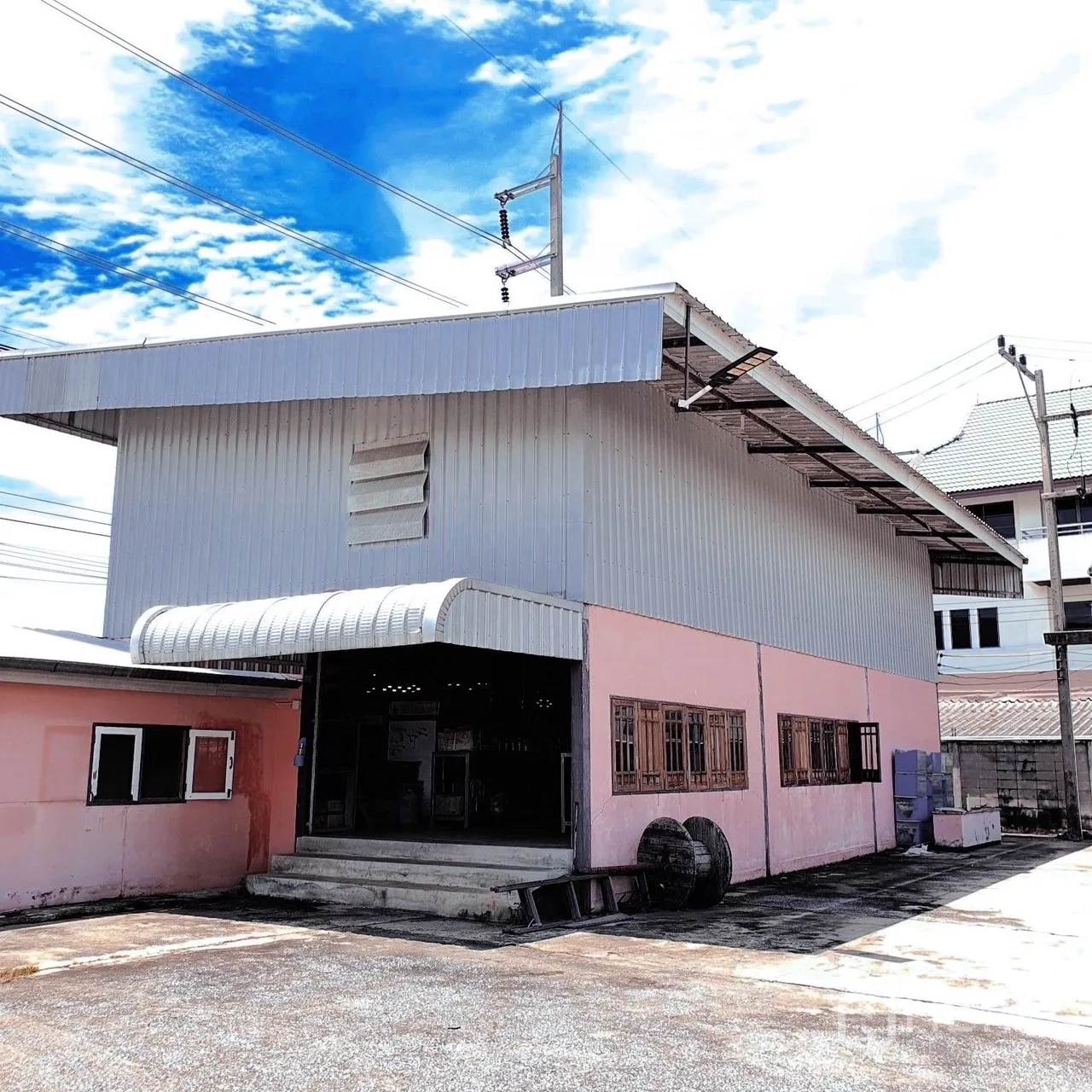 货栈 出租在Lam Luk Ka, Pathum Thani - 次栋仓库，门口带雨棚，粉色下半墙面