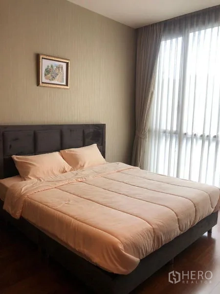 公寓 出租或出售在Watthana, Bangkok - 卧室带大窗与纱帘，浅色床品。