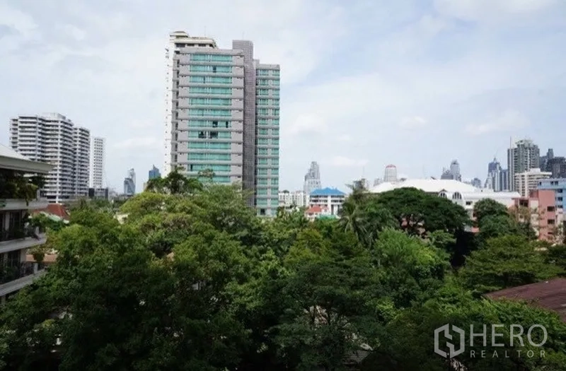 คอนโด ให้เช่าในWatthana, Bangkok - วิวระเบียงเหนือแนวต้นไม้ สู่ตึกสูงและสกายไลน์กรุงเทพฯ