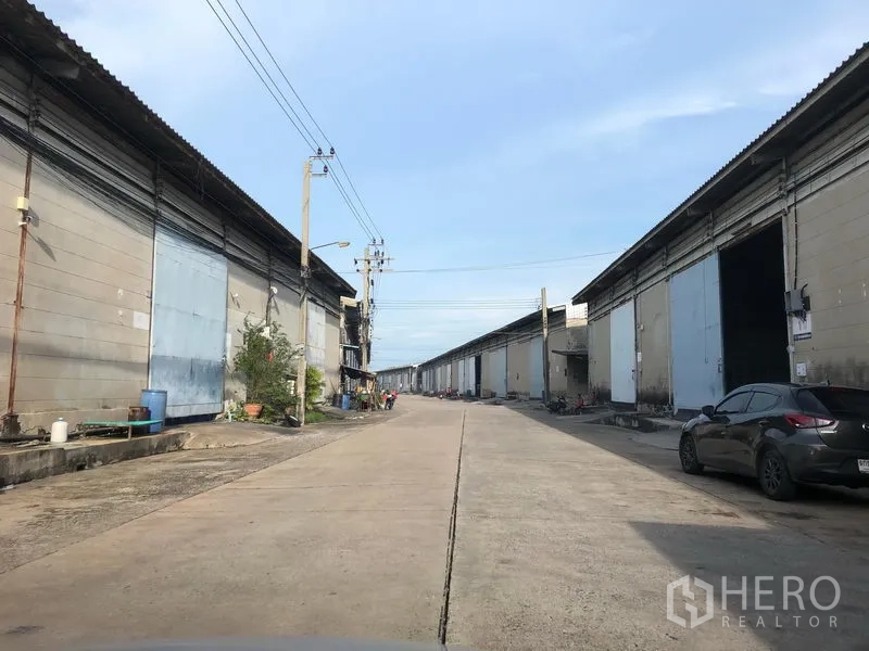 คลังสินค้า ให้เช่าในBang Phli, Samut Prakan - ถนนในนิคมกว้าง มีโกดังเรียงสองฝั่ง รถบรรทุกเข้าออกสะดวก
