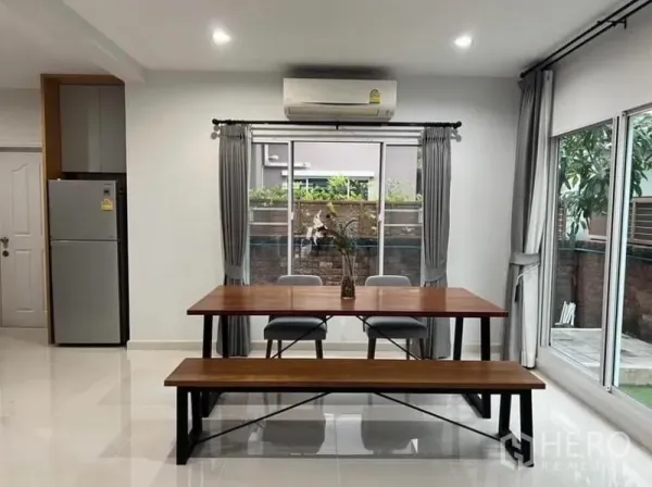 บ้าน ให้เช่าในSuan Luang, Bangkok - พื้นที่รับประทานอาหาร โต๊ะไม้ ม้านั่ง และหน้าต่างสองด้าน