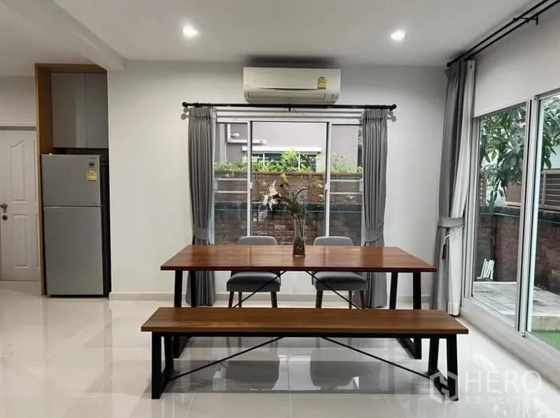 บ้าน ให้เช่าในSuan Luang, Bangkok - พื้นที่รับประทานอาหาร โต๊ะไม้ ม้านั่ง และหน้าต่างสองด้าน