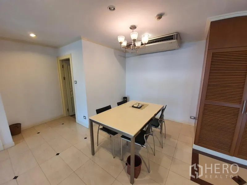 Condominium for rent in Pathum Wan, Bangkok - Bright dining corner with a four-seat table under a chandelier and built-in air conditioning.