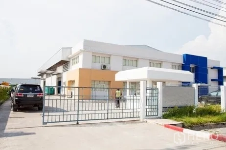 工厂 出租在Chachoengsao - 入口处的滑动闸门与保安岗亭，临内部道路。