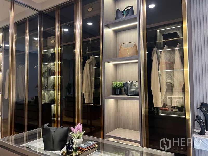 บ้าน ขายในSuan Luang, Bangkok - ห้องแต่งตัวตู้เสื้อผ้าบานกระจก ไฟตกแต่งในตู้